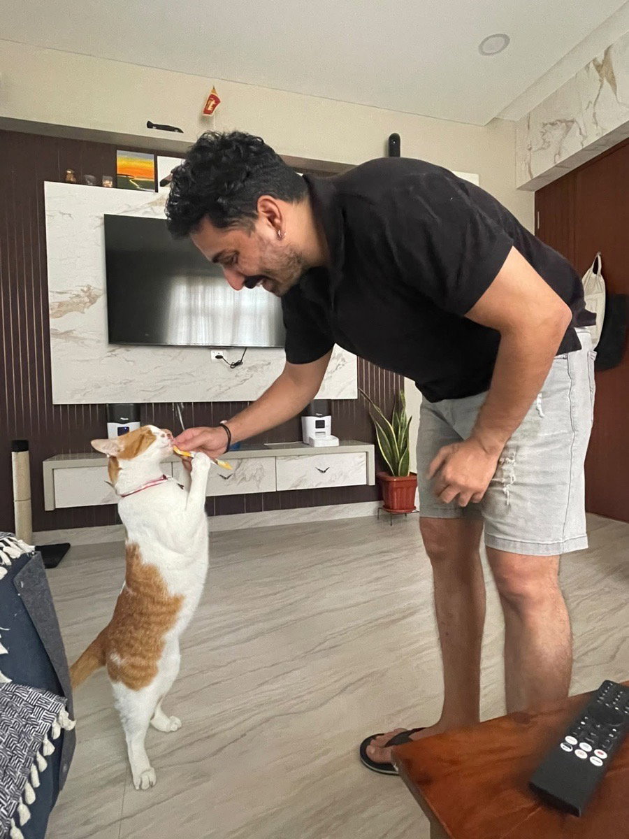 Mr Bings!! Look at my stretch… I know you’re obsessed.” 😼